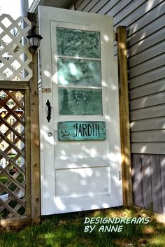 a white door with the name jardin on it