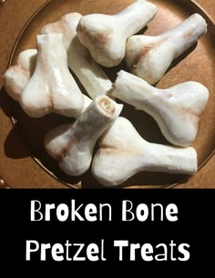 Halloween Organ Food, Halloween Bone Cookies, Bone Themed Food, Skeleton Snacks, Spooky Appetizers For Halloween, Bone Cupcakes, Halloween Desserts For Parties, Creepy Halloween Desserts, Bone Cookies