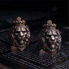 * Note: This ring is made to order, please allow 7 working days of crafting time. This ring is adjustable, we will adjust it according to the size you need and then ship the ring. This is a powerful and noble lion silver ring. The ring is inlaid with natural Russian zircon in red or white. The lion is often referred to as "the king of the beasts." It is a symbol of majesty, strength, courage, and justice. The details are in place, giving the ring a super texture. The piece is an eye-catcher and Rasta Lion, King Ring, Lotus Ring, Roi Lion, Lion Ring, Vintage Hip Hop, Head Ring, Authentic Jewelry, Cross Ring