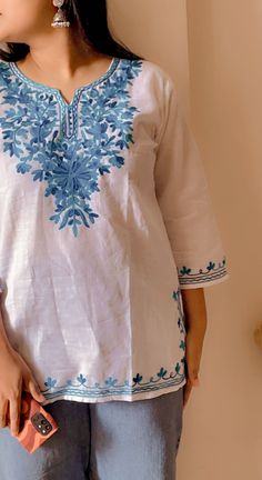 #sarojini #kurta #dufashion Kurta With Jeans For Women, Short Kurties Outfit, Kurta Winter Outfit, Kashmiri Kurti Outfit, Short Kurtas Women, Short Kurta Outfit, Short Kurti With Jeans Outfit Aesthetic, Simple Kurta Designs Casual, Cotton Kurti With Jeans