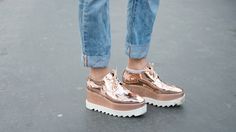 Metallic Oxfords, Rose Gold Shoes, High Heels Classy, Converse Shoes Womens, Chic Sneakers, Gold Shoes, French Women, Gold Sandals, Parisian Chic