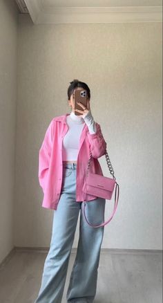 Outfit Ideas With Shirt And Jeans, Outfit Ideas Summer 2023 Casual, Outfit With Wide Jeans, Pink Shirts With Jeans, Barbiecore Casual Outfit, Baggy T Shirts Outfits, Wide Shirt Outfit Style, Aesthetic Clothes Baggy Jeans, How To Style Baggy Shirts With Jeans