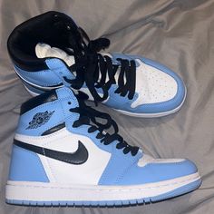 Smoke Free Home & Barely Worn University Blue Jordans, Ethan Aesthetic, Jordan 1 High University Blue, Shoes Jordan 1, Sneaker Closet, Pretty Sneakers, Blue Jordans, Preppy Shoes, Jordan Shoes Girls