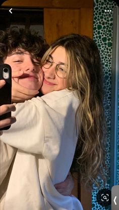 Casal/ namorados/ espelho/ amor/ tumblr/ noivos/ fotos / inspiração Shotting Photo, Couples Vibe, The Love Club, Cute Couples Photos, Relationship Goals Pictures, Photo Couple, Cute Relationship Goals, Teenage Dream, A Mirror