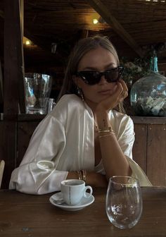 Hannah Schonberg, Hanna Schonberg, The Old Money Aesthetic, Create Capsule Wardrobe, Sophia Richie, Aesthetic 2024, Look Expensive, Best Poses For Pictures, Instagram Feed Inspiration