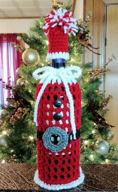 Modèles Crochet Bouteille Vin Noël - Créatifs! Crochet Wine Bottle Cover, Crochet Christmas Cozy, Wine Bag Pattern, Crochet Wine, Christmas Wine Bottle Covers, Holiday Wine Bottles, Wine Wrap, Crochet Water Bottle Holder, Crochet Christmas Ornaments Free