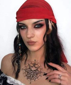 Maquillaje artístico maquillaje para Halloween pirata mujer Pirate Makeup, Pirate Hair, Pirate Halloween Costumes, Pirate Halloween, Cute Couple Halloween Costumes, Halloween Makeup Inspiration, Trendy Halloween Costumes