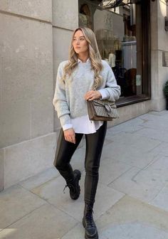 How To Wear Leather Leggings [2024]: 40  Chic Modern Outfit Ideas From Casual To Classy Freya Killin, How To Style Faux Leather Leggings, Faux Leather Leggings Outfit, Black Leggins, Trendy Overalls, Chic Style Inspiration, Seasonal Outfits, 2020 Outfits, Leather Leggings Outfit