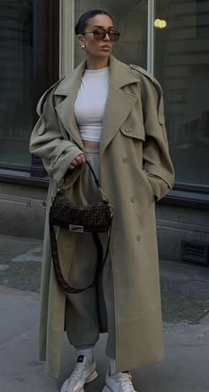 Fashion Coats & Jackets, French Style Fashion Winter, Dad Coat Outfits, Trendy Fall Outfits 2023 Street Style, Paris Evening Outfit, Fall Winter 2023/2024 Fashion Trends, Coats 2024, Mantel Outfit, Vetements Shoes