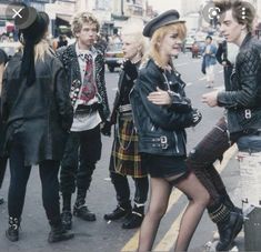 Punk 1970s, Stile Punk Rock, Punk Hat, Punks 70s, 1970s Punk, 70s Mode, Punk Subculture, Punk 90s, 70s Punk