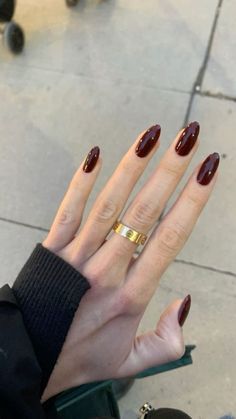 elegant burgundy nails with a sleek, almond shape paired with a simple gold ring for a sophisticated, minimal look. perfect fall nail inspiration for a classy yet bold vibe. #burgundynails #almondnails #fallnails #minimaljewellery #classynailart #elegantstyle #goldringsformen #simpleyetbold #nailinspo #fallfashion Autumn Manicure, Dark Red Nails, Kutek Disney, Nagellack Trends, Cherry Nails, Smink Inspiration, Casual Nails