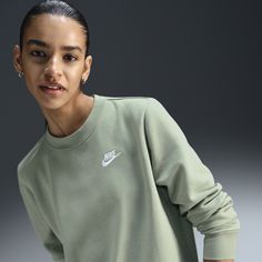 Club Fleece sweatshirts, universally loved for their coziness and consistency, are for everyone. Always soft and made with a relaxed fit, they’re basics that help you do more. An essential for cold-weather layering, this crew-neck option is a quick and easy way to add warmth to your favorite puffer or jacket. Nike Crewneck Sweatshirt Women, Nike Sweatshirts Women, Nike Crewneck Sweatshirt, Nike Sportswear Tech Fleece, Nike Sportswear Club Fleece, Nike Crewneck, Christmas Board, Crewneck Sweatshirt Women, Nike Sweatshirt