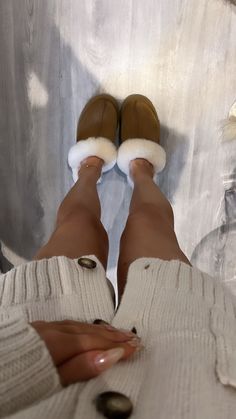 Cute Uggs, Brown Slippers, Church Fits, Cozy Aesthetic, Winter Beauty, Cozy Fits, Causual Outfits, Hype Shoes, Aesthetic Shoes