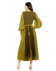 Mac Duggal

 Tissu satiné (100 % polyester)

 Entièrement doublé

 Encolure haute




 Manche de blouson




 Tissu plissé

 Fermeture éclair dissimulée au dos

 Environ. 55" du haut de l'épaule à l'ourlet inférieur

 Disponible en olive

 Modèle #49718 Green Formal Dresses Long Sleeve, Olive Green Long Sleeve Dress, 2024 Fall Wedding Guest Dresses, Olive Green Mother Of The Bride Dress, Modest Green Dress, Tea Length Formal Dresses, Change Your Wardrobe, Moh Dress, Autumn Coats