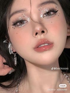 Face Jewels Makeup Concert, Douyin Rhinestone Makeup, Cool Douyin Makeup, Cute Sparkly Makeup, Douyin Birthday Makeup, Douyin Makeup For Hooded Eyes, Make Up With Rhinestone, Prom Makeup Sparkly, Black Rave Makeup