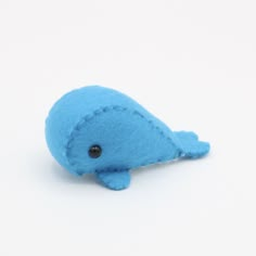 Felt Whale Plush Back Felt Whale, Shark Sewing, Diy Plush Toys, Whale Plush, Felt Sewing, Hand Sewing Projects, Cute Sewing Projects, Plushie Patterns, Diy Cat