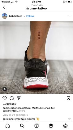 a person's foot with a small tattoo on their left ankle and the word runnertatto written in spanish