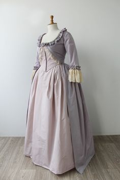 Robe à l’anglaise fabriquée au sein de notre atelier, disponible à la location. 1700 Dresses, Historical Dresses Victorian, Historical Fashion 1700s, Georgian Dress, 18th Century Clothing