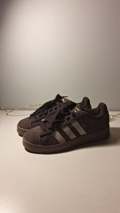 brown campus 00'S Brown Campus 00s Outfit, Brown Campus 00s, Brown Adidas Campus, Brown Shoes Aesthetic, Shoes Inspo 2024, Adidas Campus Brown, Dark Brown Sneakers, Underrated Shoes, Brown Campus