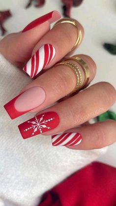 Super Cute Christmas Nails, Easy Christmas Nails Acrylic, Square Nails Ideas Christmas, Coffin Shaped Christmas Nails, X Mas Nails Design, Nails Aesthetic Christmas, Classy Christmas Nails Coffin, Trendy Christmas Nails 2023, Red Holiday Nails Acrylic