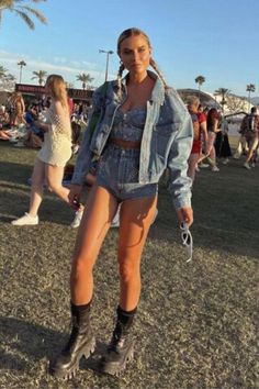 Festival Looks 2022, Old Coachella Outfits, Coachella Looks 2023, Cali Vibes Festival Outfits, Stage Coach Festival Outfit, Coachella Denim Outfit, Denim Coachella Outfit, Opener Festival Outfit