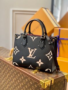 SSC Fashion Lu-Vi bags - 17653 A+ Excellent Quality copies; Contact us if you've any questions in your mind. Tas Louis Vuitton, Tas Lv, Onthego Mm, Work Essentials, Black Tote, Vuitton Bag, Replica Handbags, Everyday Bag, Shoulder Tote