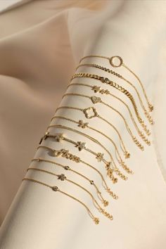 Minimalist Accessories Jewellery, Simplistic Jewelry, خواتم خطوبة, قلادات متدلية, Gold Bracelet Simple, Neck Pieces Jewelry, Fancy Jewelry Necklace, Pretty Jewelry Necklaces, Minimalist Accessories