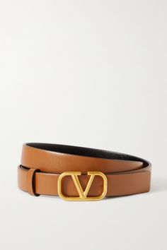 The definition of versatile, Valentino Garavani's belt can be worn on either the tan or black side. It's been made in Italy from smooth, structured leather and has a slim profile. The signature 'VLOGO' hardware is slightly burnished to temper the gleam. Valentino Belt, Best Travel Tote, Casual Travel Outfit, Cute Travel Outfits, Metallic Jeans, Elegant Sandals, Designer Belts, Valentino Women, Chic Bags