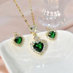 Green Pendant Necklace, Heart Shaped Pendant Necklace, Heart Shaped Necklace, Mens Jewelry Necklace, Zircon Jewelry, Classic Necklace, Heart Shape Pendant, Wedding Jewelry Earrings, Girly Jewelry