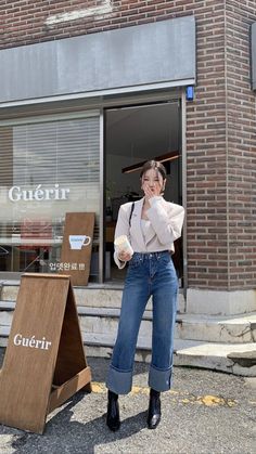 Korean Ootd Street Style, Mode Au Ski, Stylish Street Style, Modest Casual Outfits, Looks Jeans, Outfit Retro, Fashion Outfit Ideas, Refashion Clothes