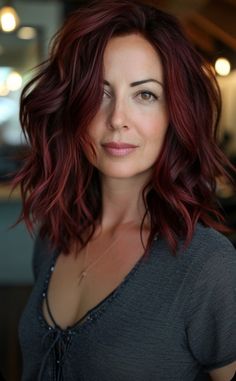 Plum Red Hair Color, Short Brown Hair With Red Highlights, Mariska Hargitay Hair, Fall 2024 Hair, Fall Hair Color For Brunettes, Short Brown Hair, Dark Hair With Highlights, Peinados Fáciles Para Cabello Corto, Auburn Hair