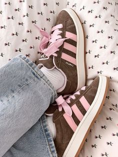 #shoes #adidas #adidasshoeswomen #sneakers #sneakerhead Pretty Sneakers, Dr Shoes, Trendy Shoes Sneakers, Preppy Shoes, Pretty Shoes Sneakers, Shoe Wishlist, Brown And Pink, Hype Shoes, Adidas Campus