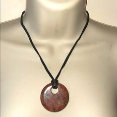 Leather Cord Necklace With A Reddish Brown Stone Drop. This Statement Necklace Is Perfect If You Love That Boho Style! Brown Crystal Necklace, Big Necklaces, Earthy Necklace, Earth Jewelry, Green Pendant Necklace, Layered Beaded Necklaces, Streamer Dr, Starburst Necklace, Style Bundle