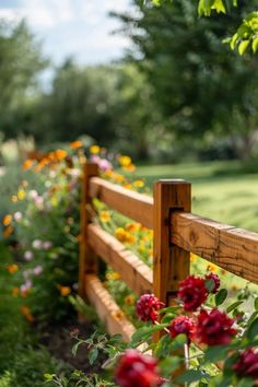 Rustic Ranch Fencing Ideas for Authentic Charm Country House Yard Ideas, Wood Pasture Fence, Cabin Driveway Ideas, Diy Farm Fence Ideas, Rustic Cedar Fence, Rustic Fence Decor, Natural Picket Fence, Simple Fencing Ideas, Front Fence Garden