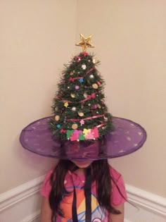 Crazy Christmas tree hat for crazy hat day at school made with an old witch hat and garland. Tacky Sweater Christmas Party, Bumble The Abominable Snowman, Spider Hat, Snowman Costume, Old Witch, Christmas Tree Hat