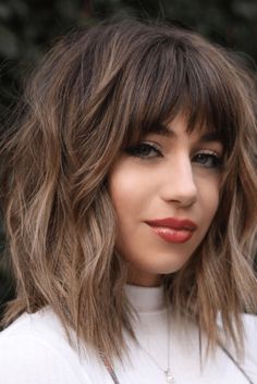 gestufter bob mit pony trendfrisuren 2022 longbob mit pony Wavy Hairstyles Medium, Fall Hair Cuts, Girl Haircut, Haircuts With Bangs, Medium Length Hair Cuts, Hair Today, Great Hair, Hairstyles Haircuts, Hair Dos