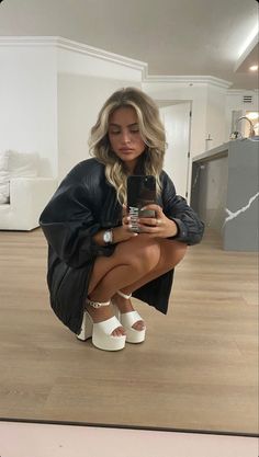 Olivia Chatfield, Platform Heels Outfit, Outfit Leather Jacket, Robes Glamour, Heels Outfits, Blonde Hair Inspiration, Outfit Trends, Online Fashion Store, Hair Inspo Color