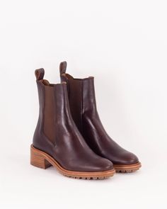 Pierce chelsea boots in cow leather, made in Portugal.Tone on tone elastic on each side.Round toe.4,5cm heel.Contrasted elastomer outsole.Leather lining and inside sole.< Brown Chelsea Boots With Medium Width And High Ankle, Brown High Ankle Chelsea Boots, Brown Medium Width High Ankle Chelsea Boots, Brown High Ankle Chelsea Boots With Reinforced Heel, Brown Chelsea Boots With Lug Sole Medium Width, Brown Chelsea Boots With Lug Sole And Medium Width, Brown Chelsea Boots With Lug Sole, Brown Chelsea Boots For Work, Medium Width, Fall Chelsea Boots With Rubber Heel Cap