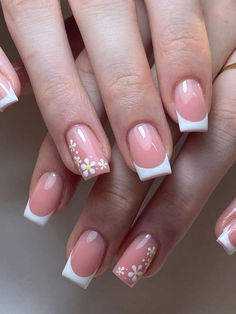 daisy nail design: white French tip nails Daisy French Tip Nails, White Daisy Nails, Cute Floral Nails, Xv Nails, Daisy Nail Designs, Daisy Nail Design, Yellow Nail Designs, Beginner Nail Designs, Airbrush Nail Art