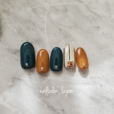 キャメル、グリーンとストライプのネイル Nails