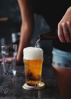 Beer Cheers, Beer Photos, Beer Photography, Beer Time, Pink Floyd Art, Cold Beer, Beer Recipes, Beer Brewing, Drinking Beer