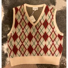 White Oversized Sweater Vest With Slightly Cropped Fit. Red & Green Argyle Pattern. Super Soft And Fuzzy! Would Make A Super Cute Christmas Sweater! New With Tags!! Mint Green Prom Dress, Argyle Vest, Evening Dress Beaded, Short Sheath Dress, Argyle Sweater Vest, Pull Oversize, Gilet Long, Vintage Trousers, Knitted Vest