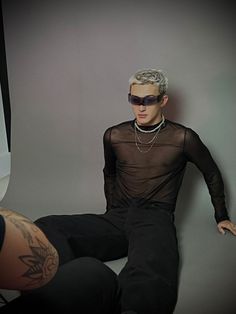 Surfer Costume, Punk Fashion Men, Soft Boy Outfits, 2000s Boys, Y2k Photoshoot, Party Outfit Men, Techno Party, Silver Outfits