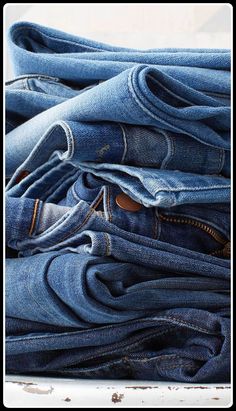 Discover genius jeans storage ideas to organize your wardrobe effortlessly! Maximize space and style with creative solutions for a clutter-free closet. Denim Stacked Jeans, Flattering Jeans, Stil Boho, Live Selling