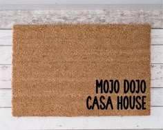 a door mat with the words mojo doo casa house written on it