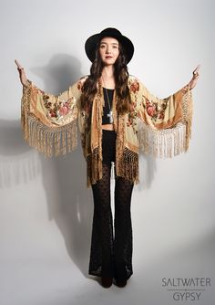 "gypsy kimono" Fitted Kimono, Pirate Costumes, Medieval Gown, Fashion Goth, Hippie Clothing, Mode Kimono, Looks Country, Fringe Kimono, Kimono Vintage