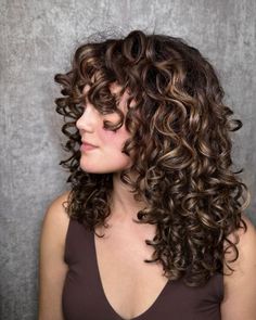 Caramel Highlights Curly Hair Combo Is Trending And These 20 Pics Prove Why Caramel Balayage On Curly Brown Hair, Best Hair Colour For Curly Hair, Highlight For Curly Hair Natural Curls, Curly Caramel Balayage, Curly Hair Partial Highlights, Highlights On Curly Hair Natural Curls, Brunette Curly Hair Highlights, Brown Curly Hair With Highlights Caramel, Hair Color Ideas For Brunettes Curly