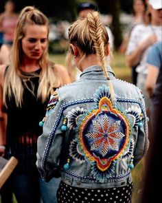 L'originalité et la personnalisation sont les maîtres-mots de l'été !#LevisTailorShop #custom photographe : @bergstrvm - Sebastian Berthold Diy Denim Jacket, Boho Denim, Long Sleeve Denim Jacket, Diy Jacket, Estilo Hippie, Boho Jacket, Custom Denim, Mode Boho, Bohol