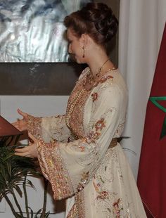 beige Caftan Gallery, Lalla Salma, Royal Hairstyles, Moroccan Kaftan Dress, Moroccan Clothing, Hurrem Sultan, Moroccan Kaftan