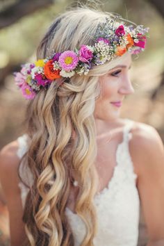 18 Lovely Wedding Hair Accessory Ideas & Tips ❤️ See more: http://www.weddingforward.com/hair-accessories-inspiration/ #weddings #hairstyles Wedding Hair Flower Crown, Săpunuri Handmade, Boho Flower Crown, Girl With Flowers, Flowers In Her Hair, Boda Mexicana, Floral Wedding Dress, Bridal Hair Flowers